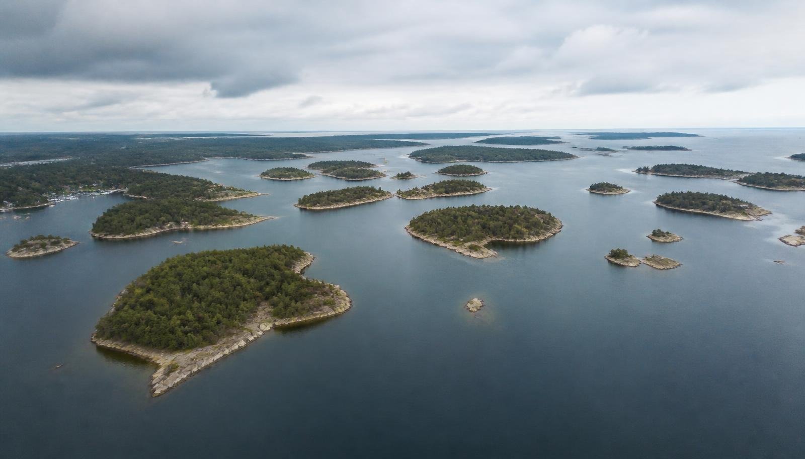 Öar och vatten i Sankt Anna skärgård sedda från luften